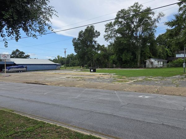 698 S Main Street, Crestview, FL 32536