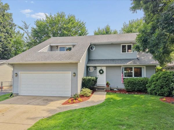 33202 N Woodland Terrace, Grayslake, IL 60030