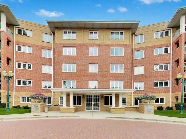 710 Creekside Drive, Unit 101, Mount Prospect, IL 60056