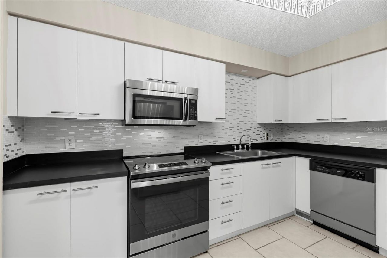 701 Mirror Lake Drive N, Unit 201, Saint Petersburg, FL 33701 Photo
