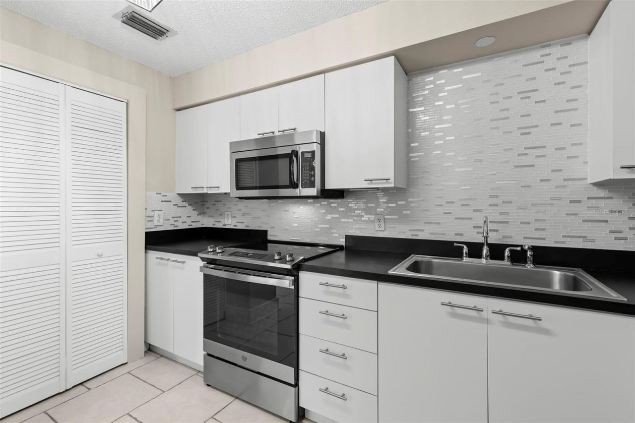 701 Mirror Lake Drive N, Unit 201, Saint Petersburg, FL 33701 Photo