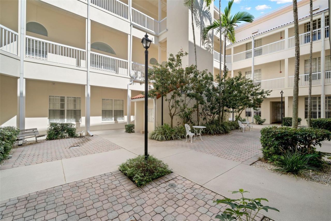 701 Mirror Lake Drive N, Unit 201, Saint Petersburg, FL 33701 Photo
