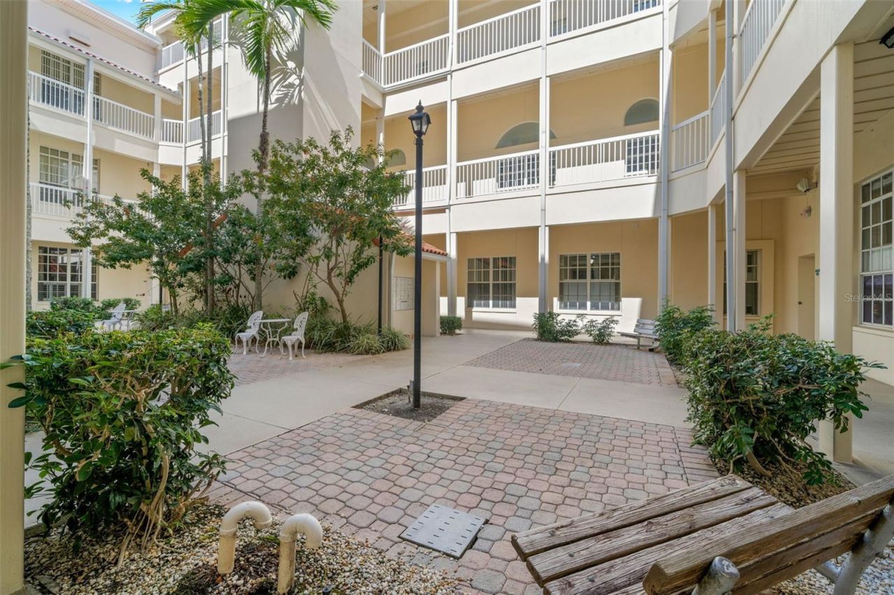 701 Mirror Lake Drive N, Unit 201, Saint Petersburg, FL 33701 Photo