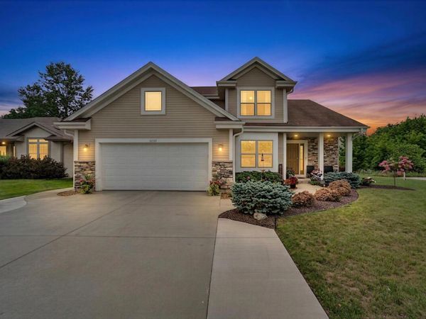 10421 Prairie Crossing DRIVE, Franksville, WI 53126