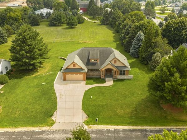 W2261 E Oak Ridge DRIVE, Oconomowoc, WI 53066