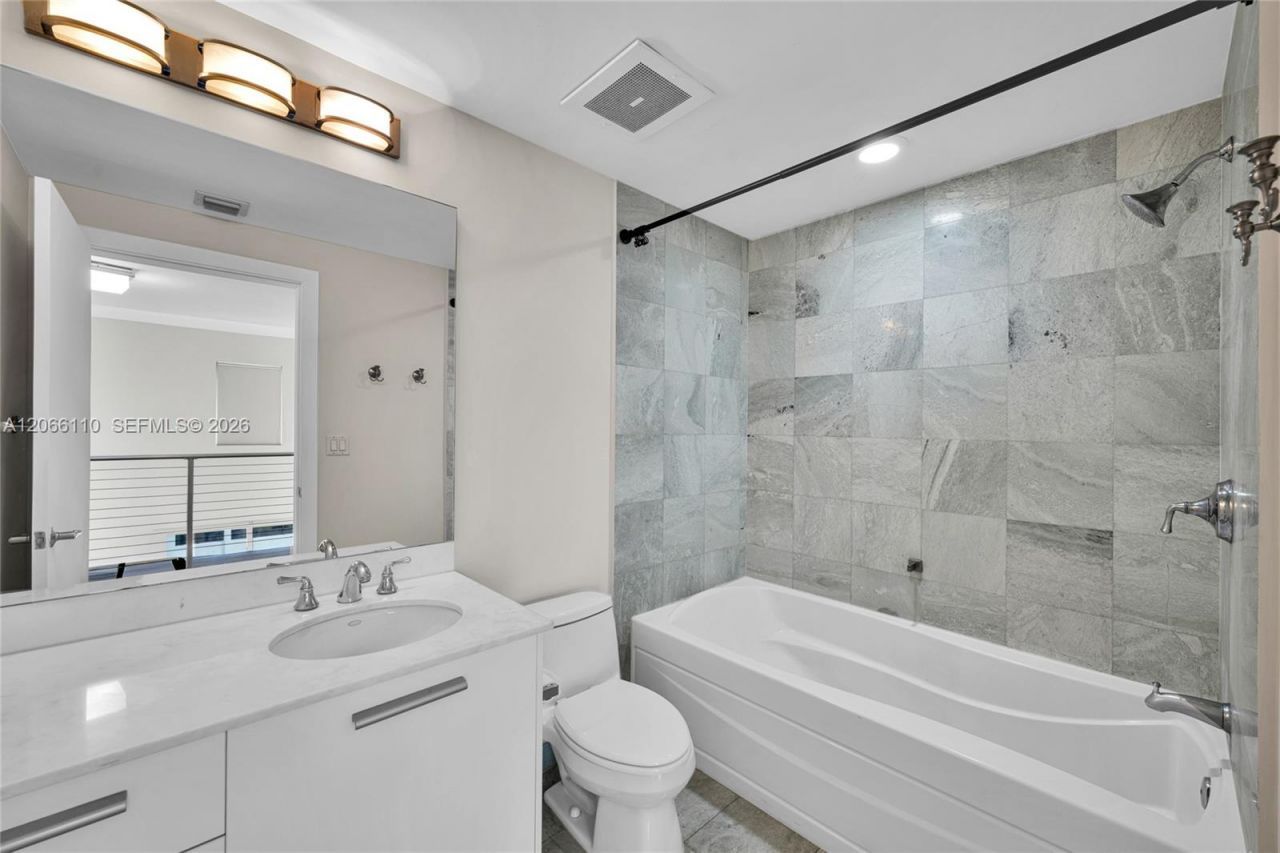 1060 Brickell Ave , Unit 815, Miami, FL 33131 Photo