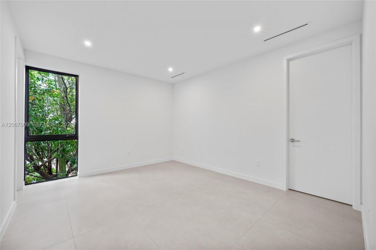 2980 SW 2nd St , Unit LEFT, Miami, FL 33135 Photo