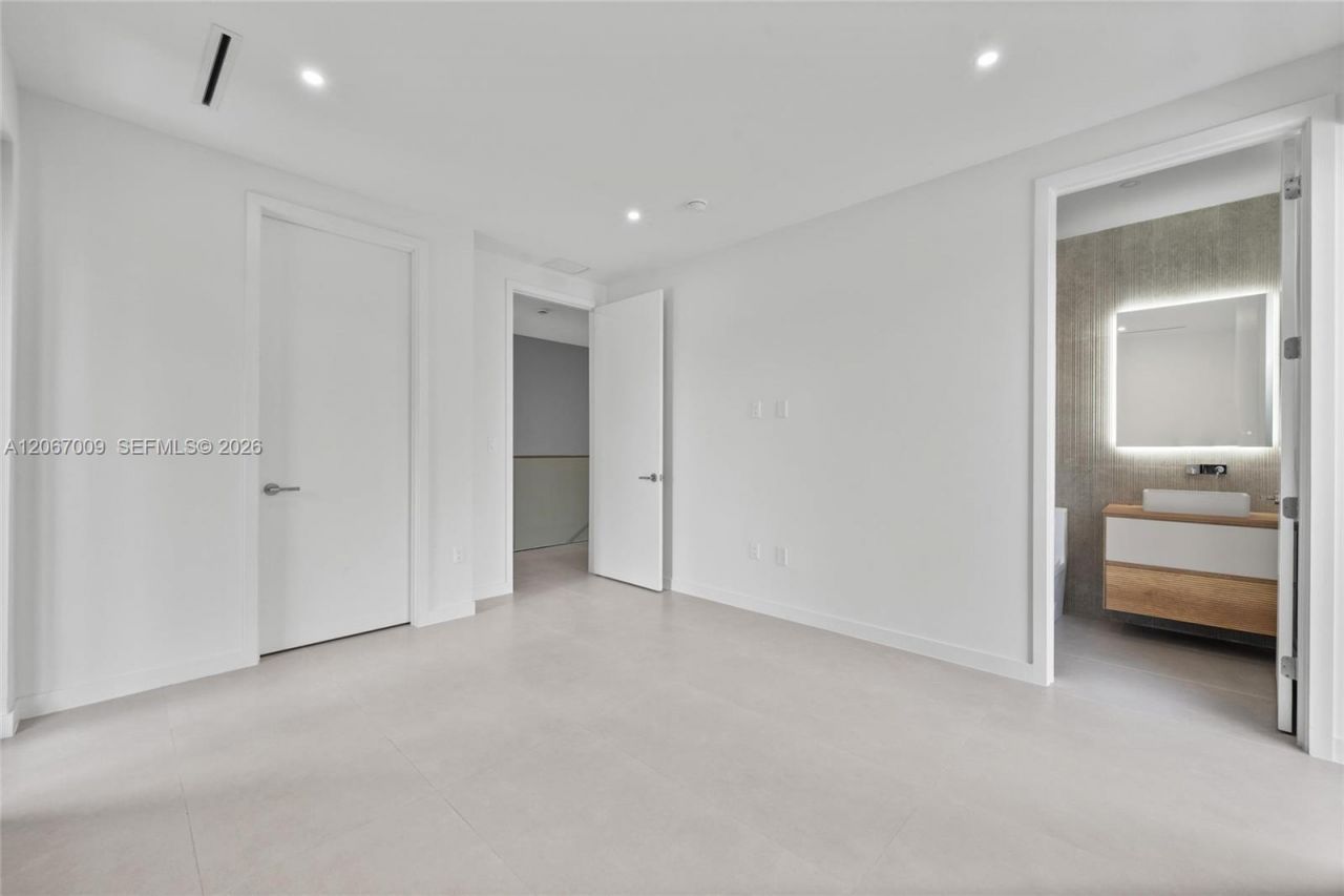 2980 SW 2nd St , Unit LEFT, Miami, FL 33135 Photo