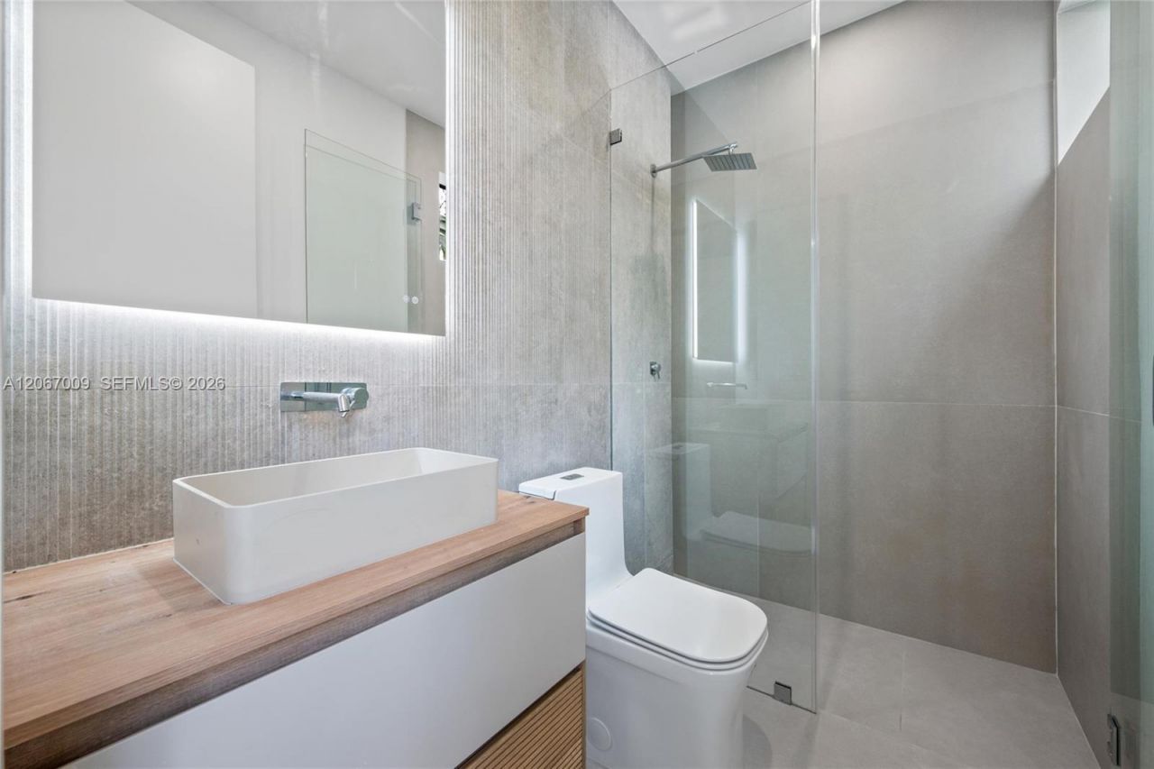 2980 SW 2nd St , Unit LEFT, Miami, FL 33135 Photo