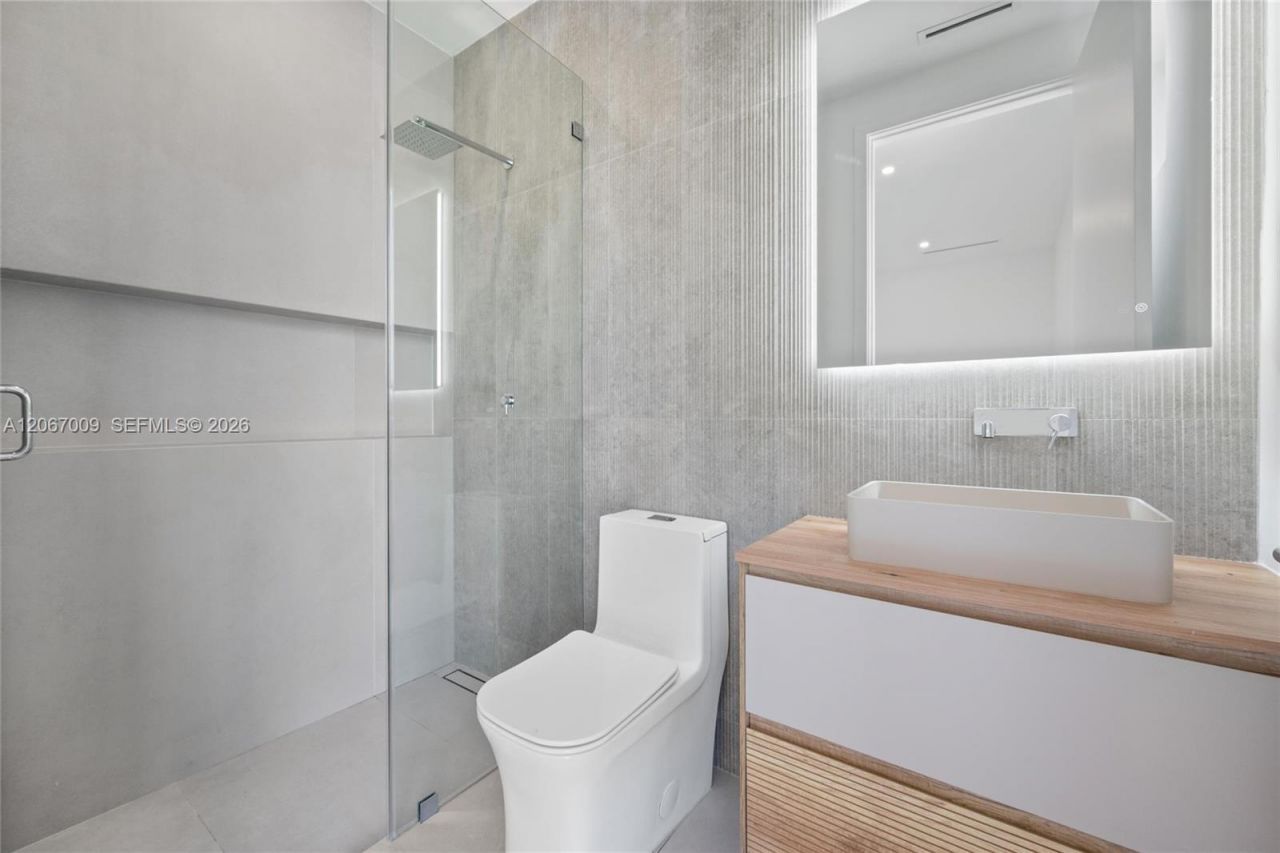 2980 SW 2nd St , Unit LEFT, Miami, FL 33135 Photo
