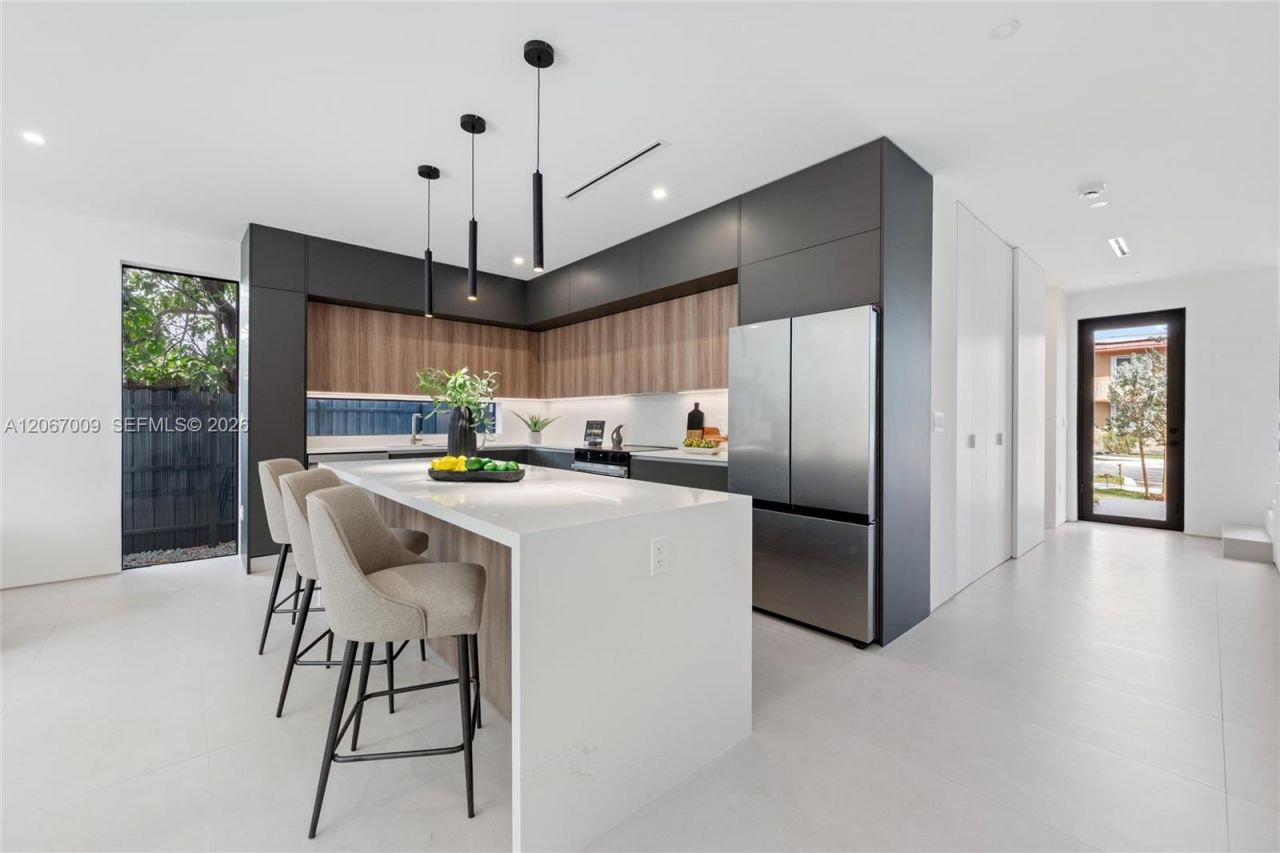 2980 SW 2nd St , Unit LEFT, Miami, FL 33135 Photo