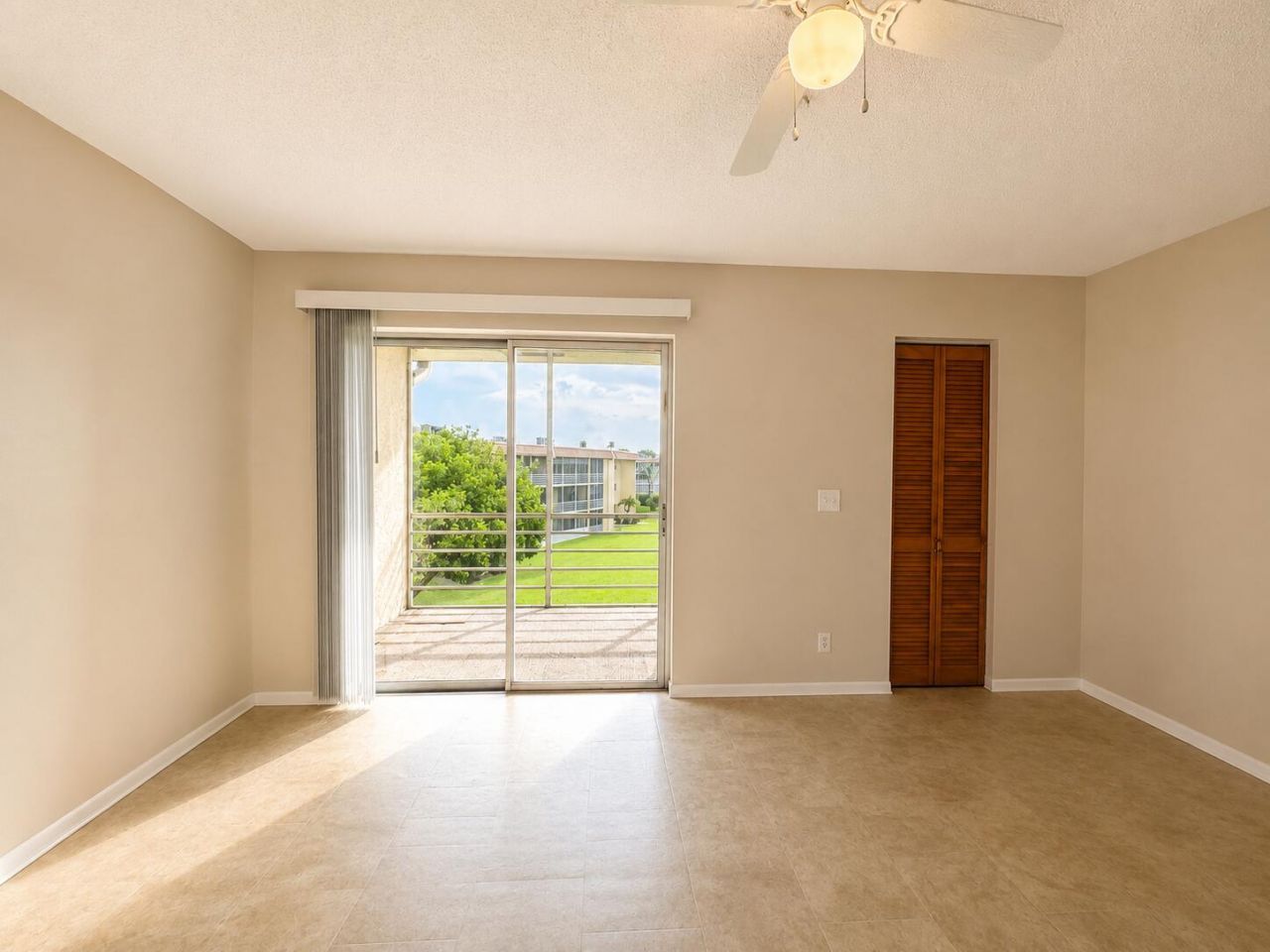 555 Purdy Lane, Unit 309, Palm Springs, FL 33461 Photo