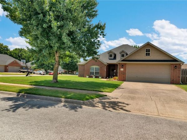 527 N Country Farm Road , Fayetteville, AR 72704