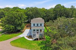 1129 Hamlin Road photo 4