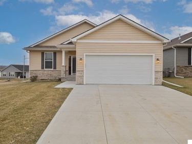 6860 Stony Point Drive, Papillion, NE 68046