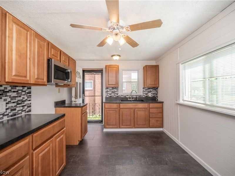 110 S Hazelwood Avenue , Youngstown, OH 44509 Photo 18