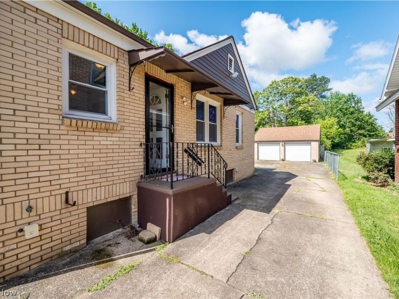 110 S Hazelwood Avenue , Youngstown, OH 44509 Photo 6