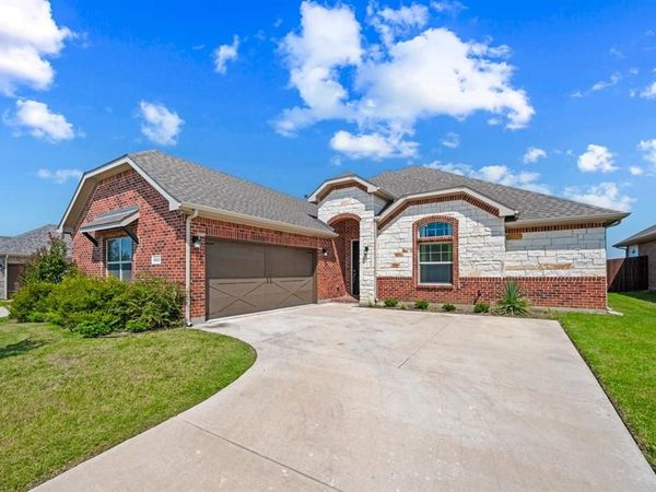1303 Deer Hollow Drive, Arlington, TX 76002