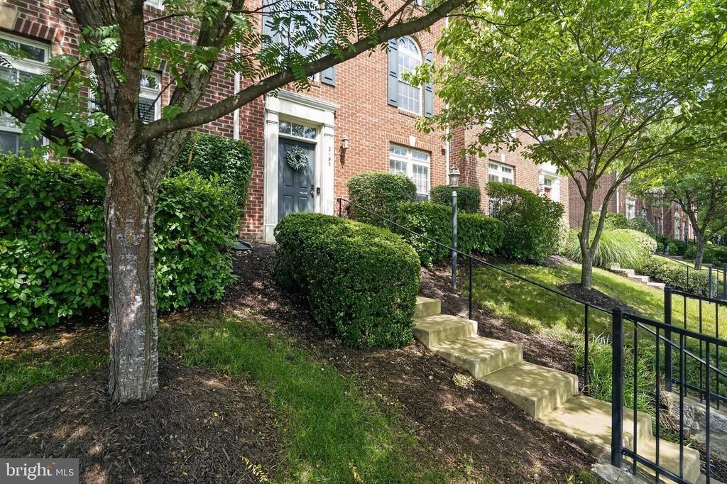 2195 Potomac Club Parkway, Woodbridge, VA 22191 Main Photo