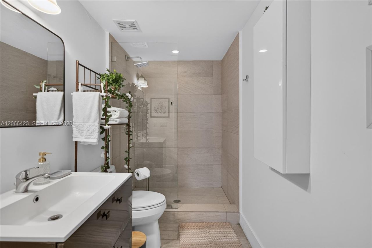 811 Jefferson Ave, Unit 204, Miami Beach, FL 33139 Photo