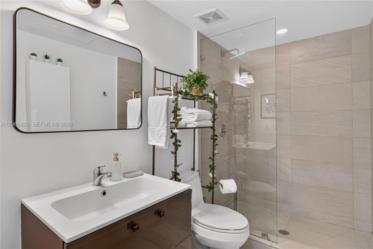 811 Jefferson Ave, Unit 204, Miami Beach, FL 33139 Photo
