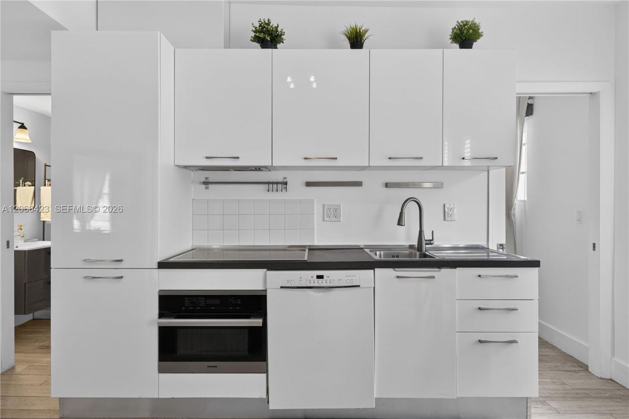 811 Jefferson Ave, Unit 204, Miami Beach, FL 33139 Photo