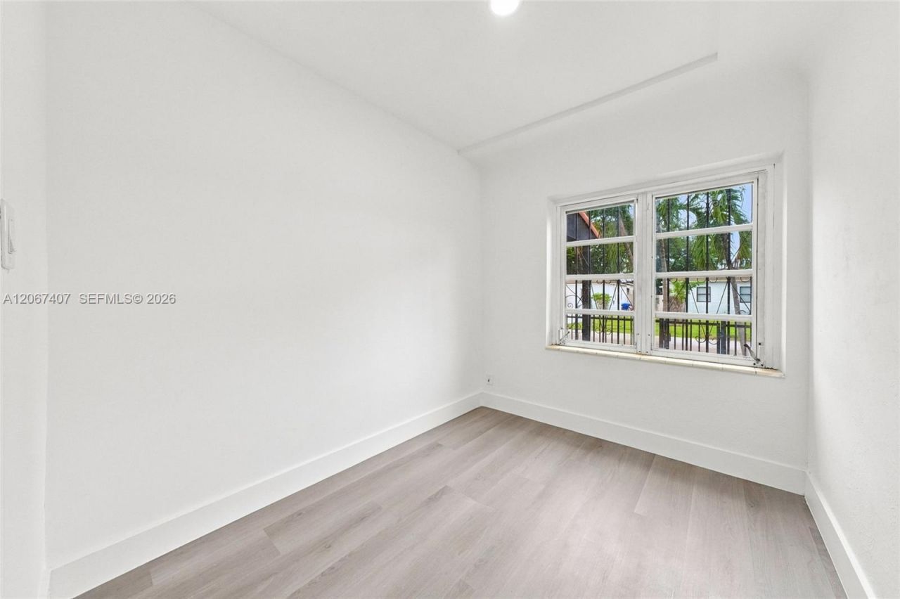 3500 NW 1st St, Miami, FL 33125 Photo