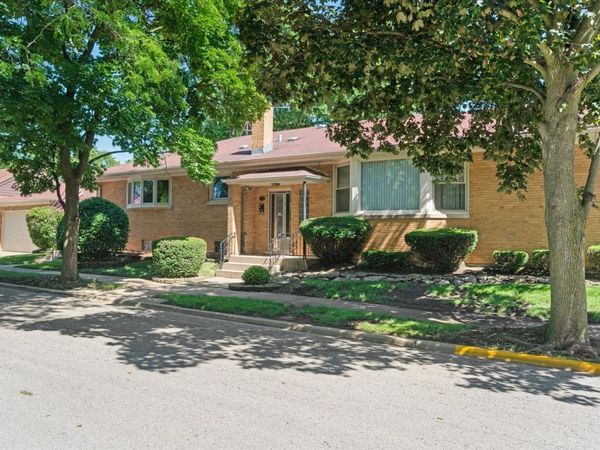 418 East End Avenue , Hillside, IL 60162