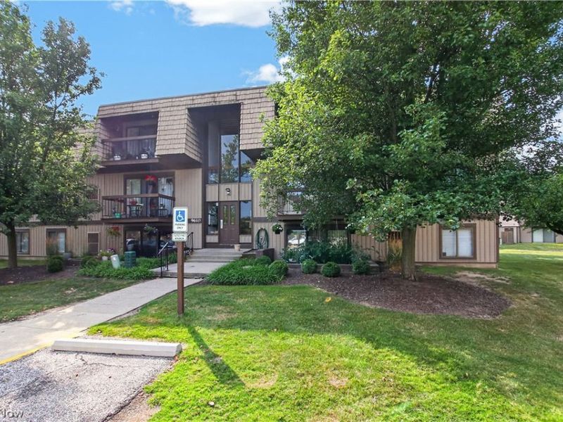 9610 Cove Drive, Unit B23, North Royalton, OH 44133 Photo 3