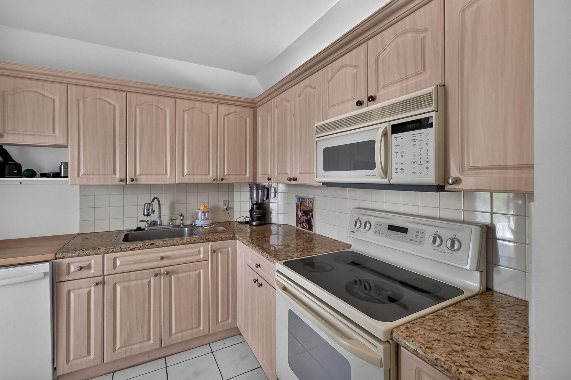 1045 10th Street, Unit 301, Miami Beach, FL 33139 Photo