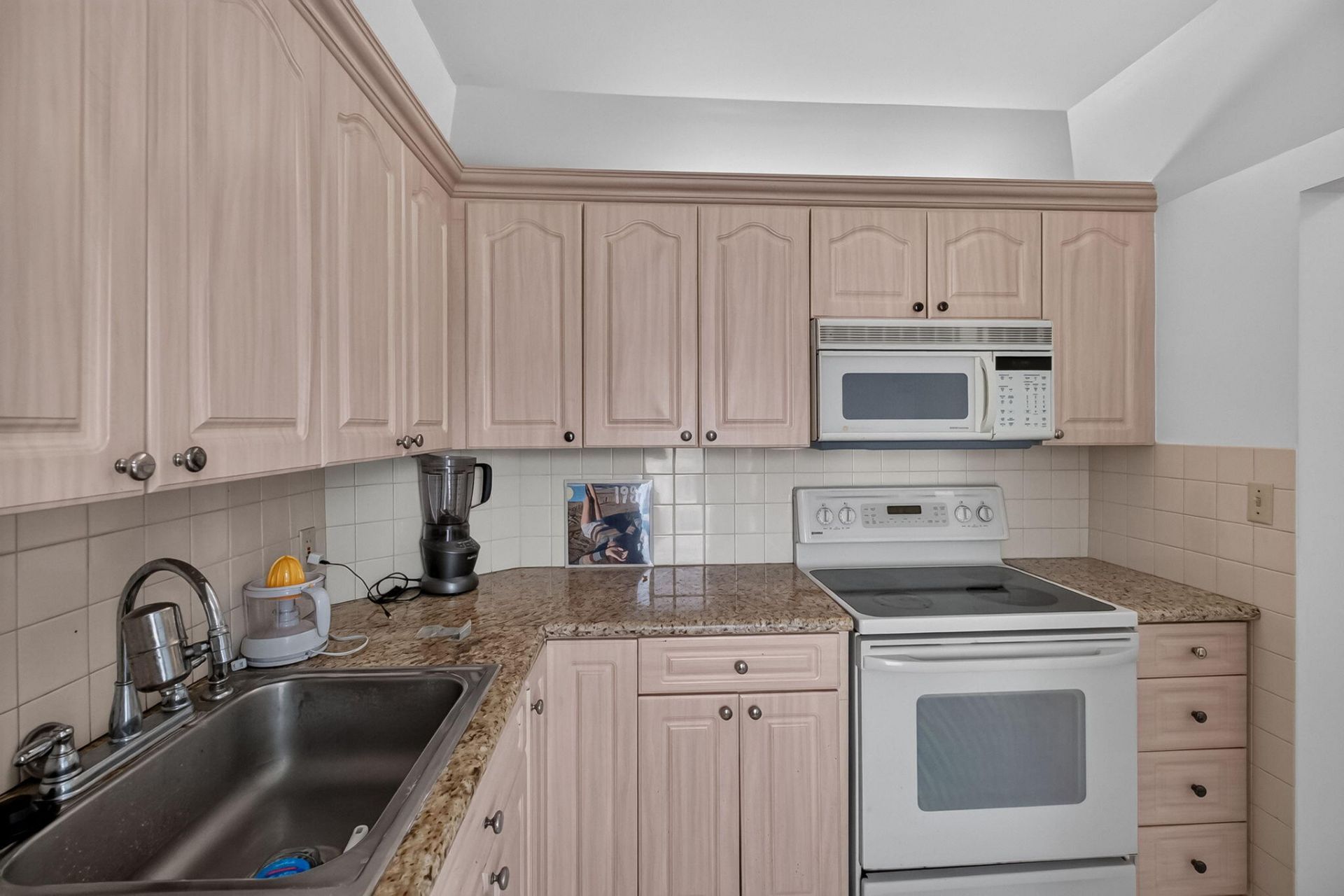 1045 10th Street, Unit 301, Miami Beach, FL 33139 Photo
