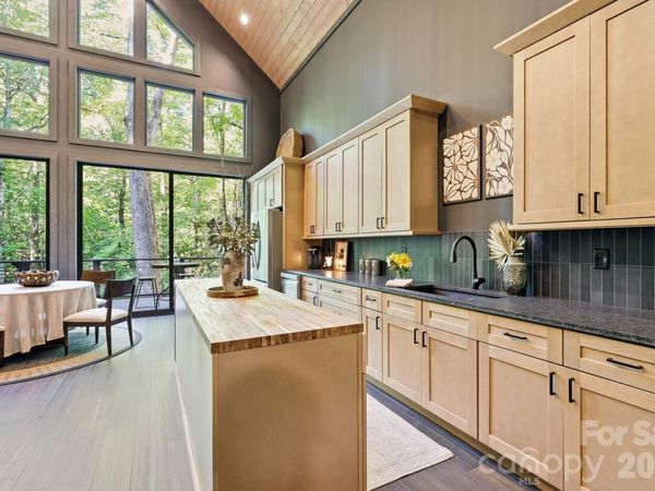 2272 Evans Road , Hendersonville, NC 28739