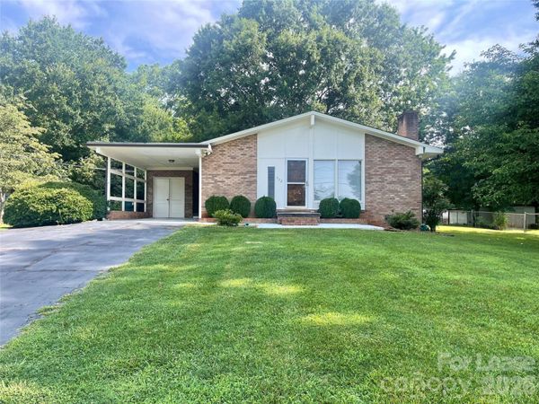 402 L Street E, Newton, NC 28658