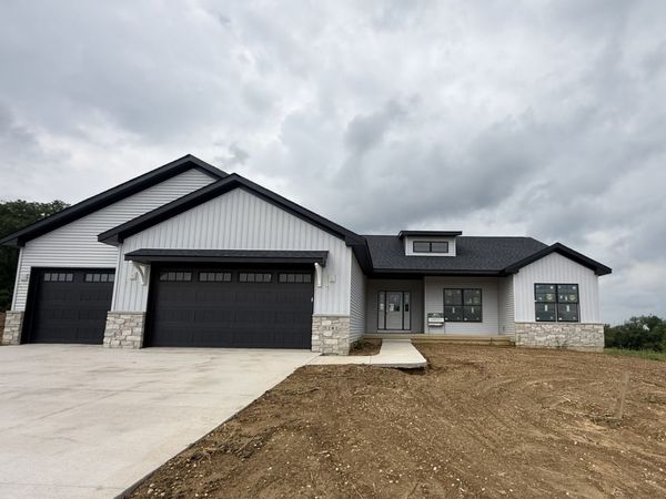 7202 Alvie Court , Bettendorf, IA 52722