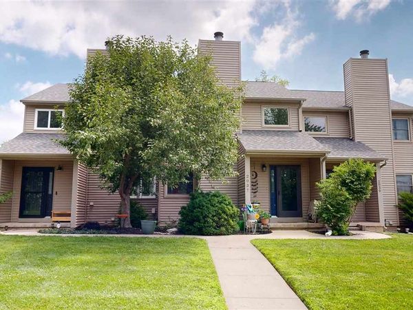 2035 Waterford Dr, Coralville, IA 52241