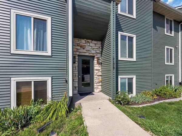 1705 Lynncrest Dr, Unit 4, Coralville, IA 52241