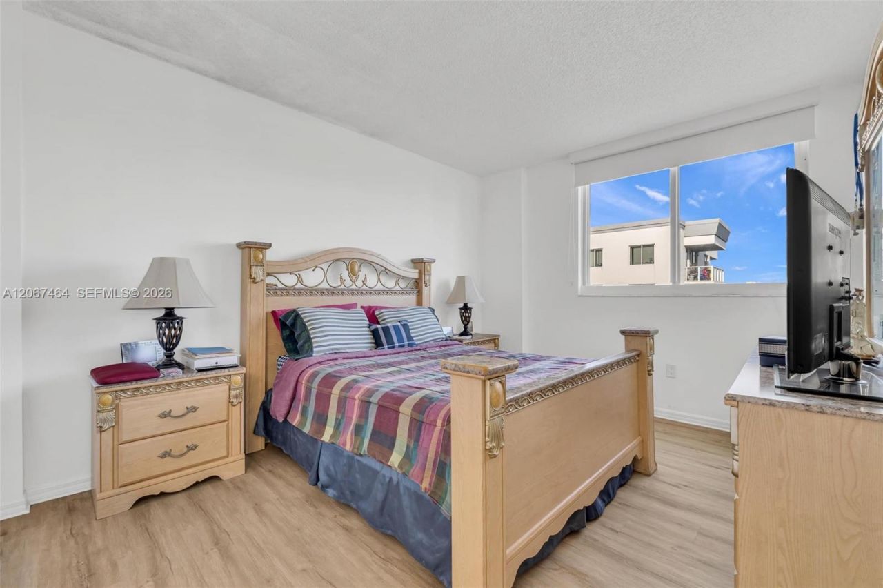 5091 NW 7th St, Unit PH-02, Miami, FL 33126 Photo
