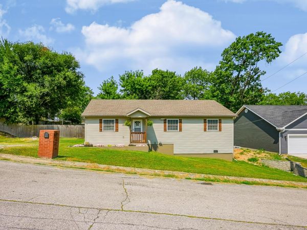 2010 Sally Ann Avenue , Neosho, MO 64850