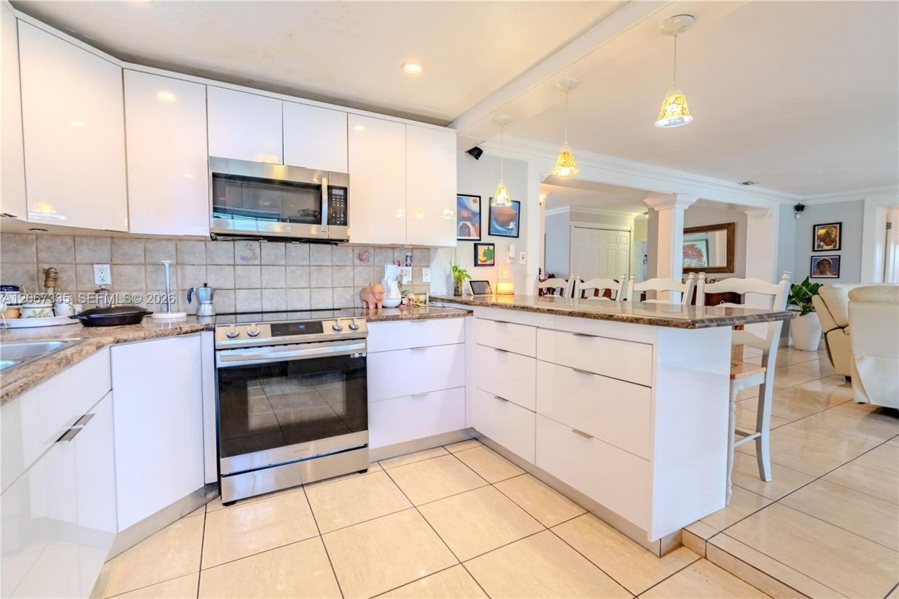 990 W 56th St, Hialeah, FL 33012 Photo