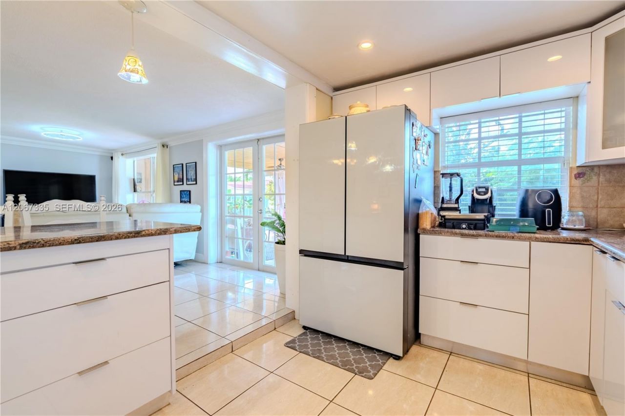 990 W 56th St, Hialeah, FL 33012 Photo