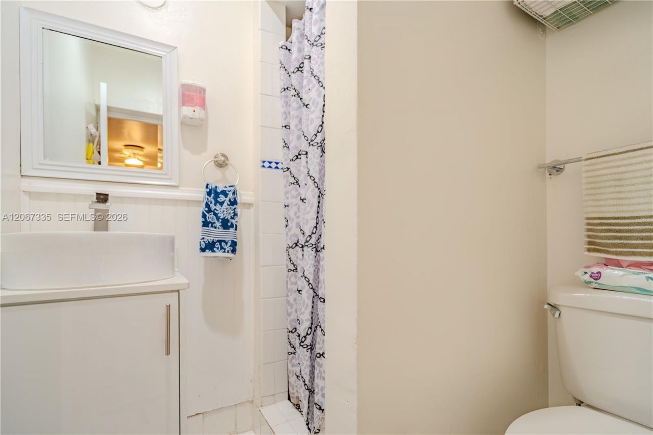 990 W 56th St, Hialeah, FL 33012 Photo