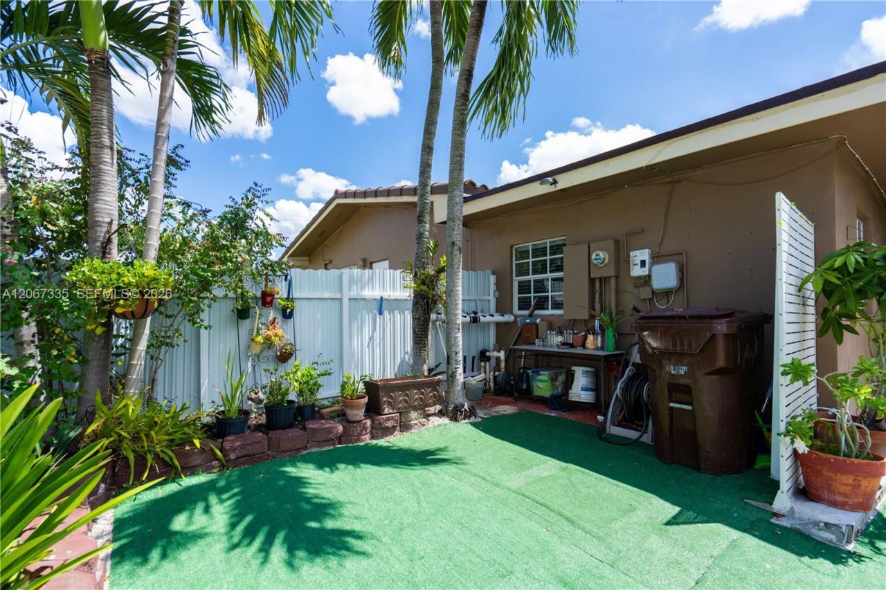 990 W 56th St, Hialeah, FL 33012 Photo