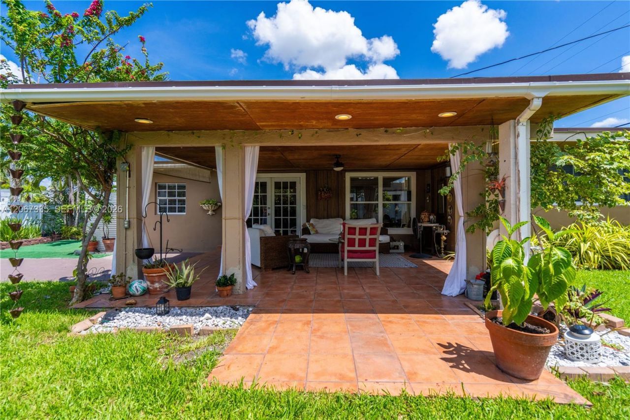 990 W 56th St, Hialeah, FL 33012 Photo