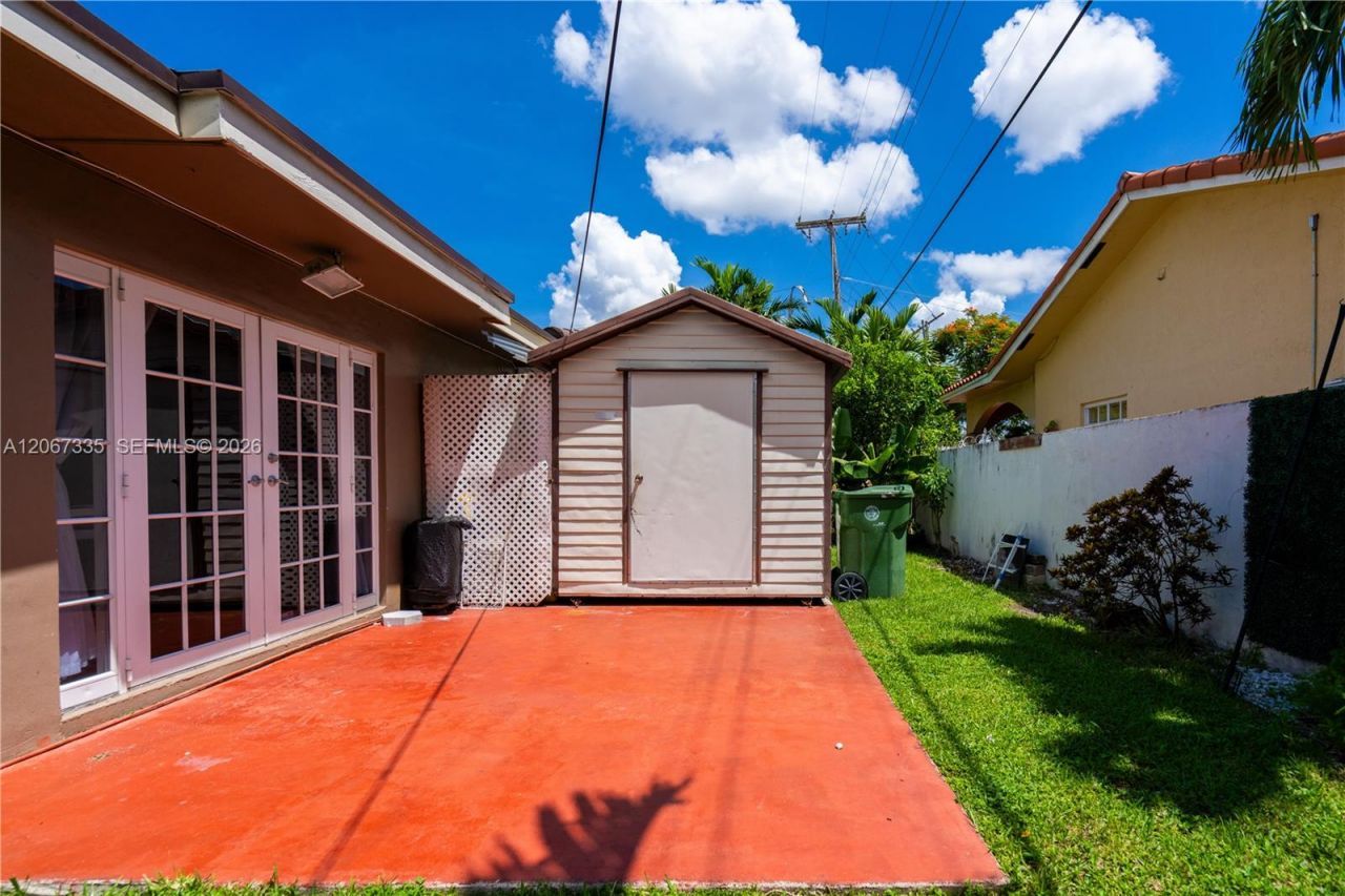 990 W 56th St, Hialeah, FL 33012 Photo
