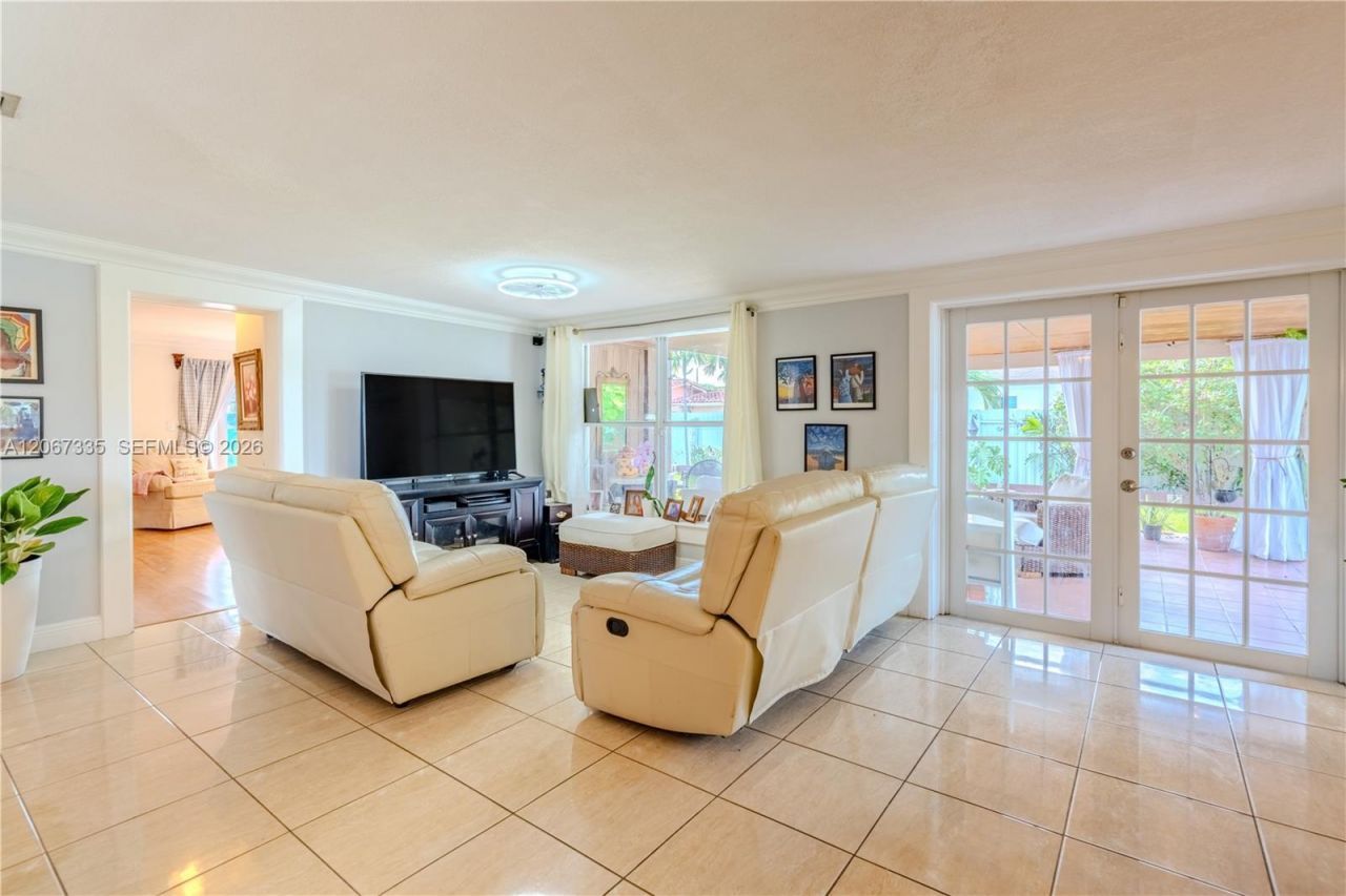 990 W 56th St, Hialeah, FL 33012 Photo