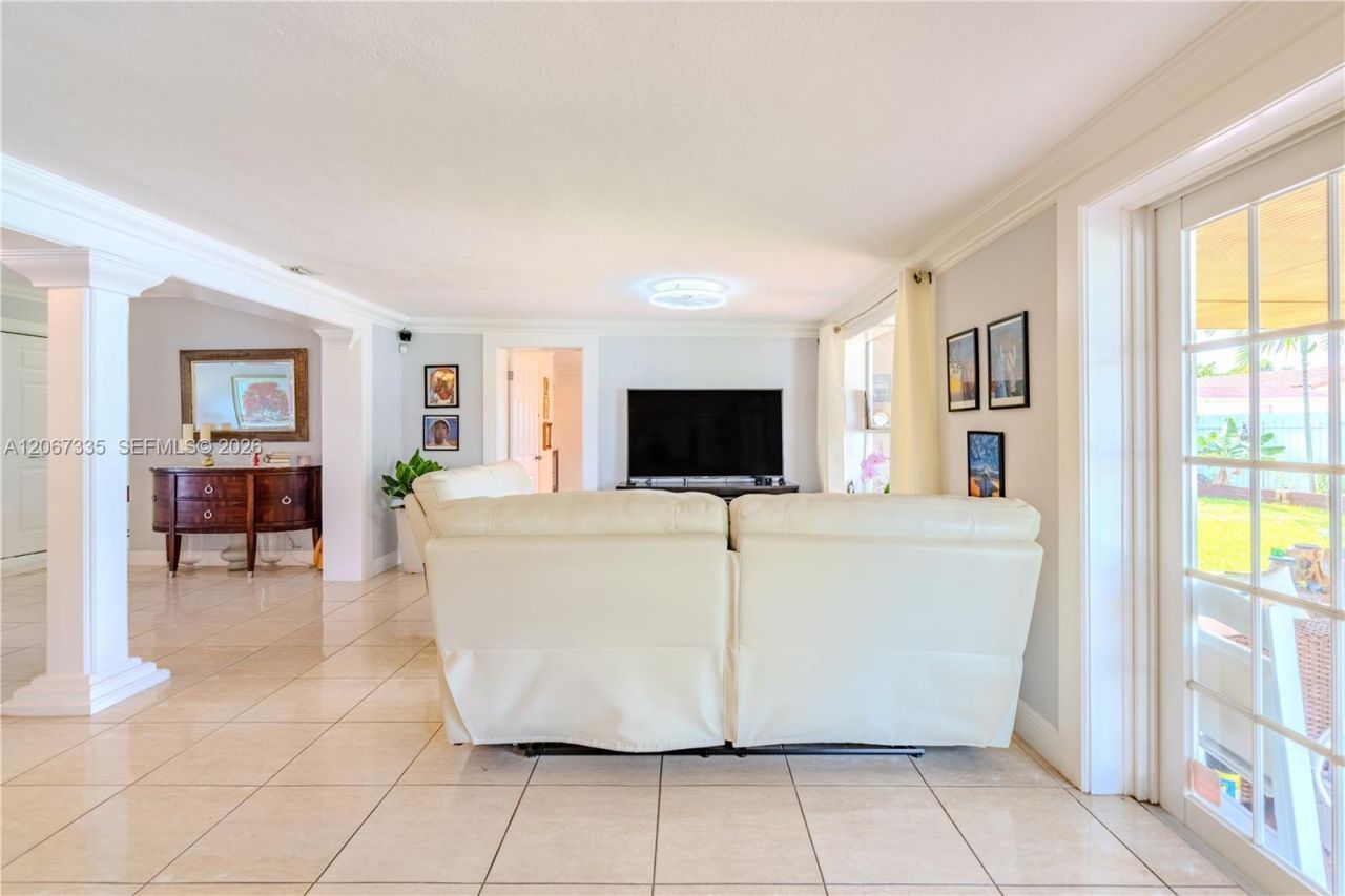 990 W 56th St, Hialeah, FL 33012 Photo
