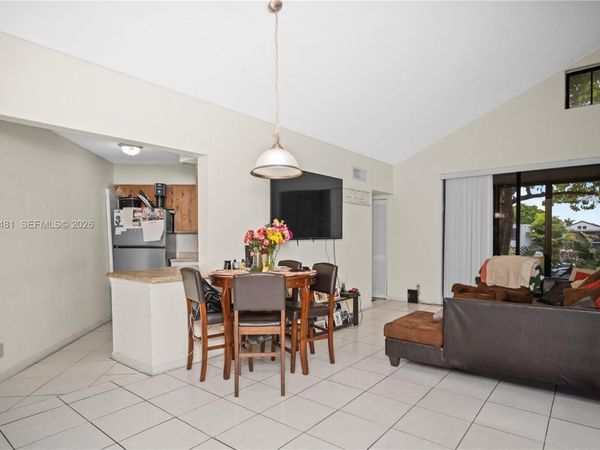 213 Lake Pointe Dr , Unit 203, Oakland Park, FL 33309
