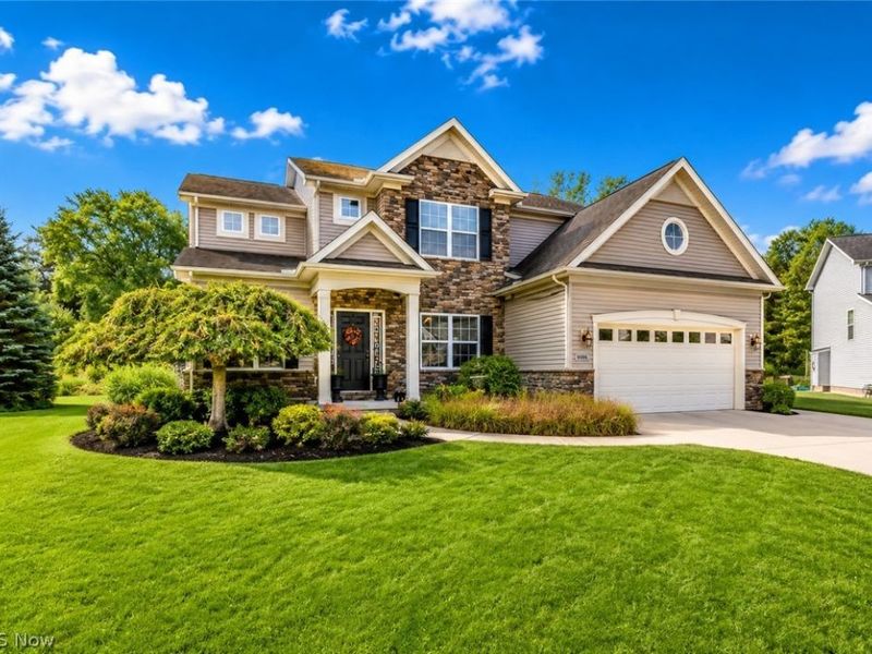 8006 Dovegate Circle, Mentor, OH 44060 Photo 4