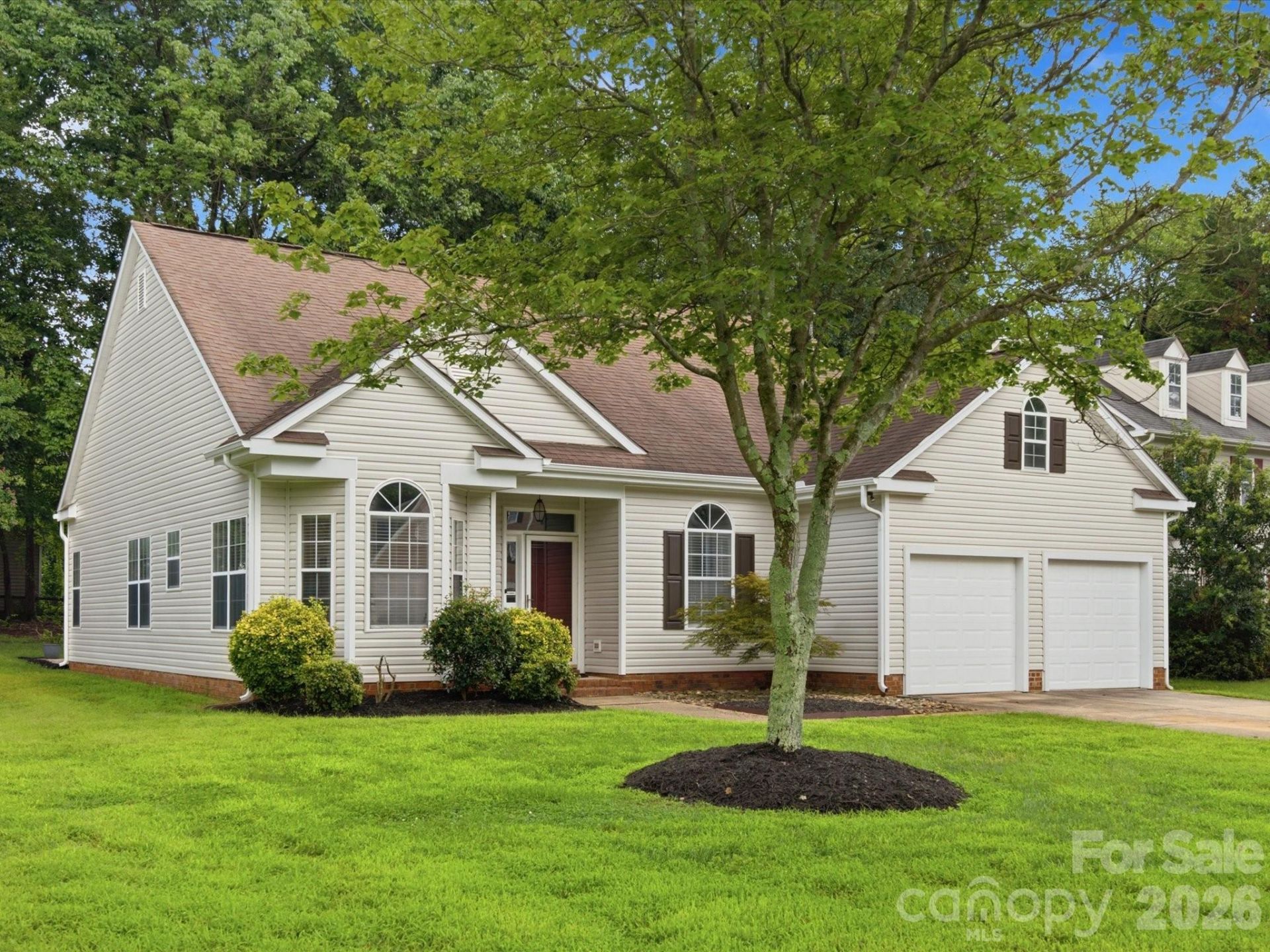 607 Oakbluff Circle, Charlotte, NC 28216 Main Photo