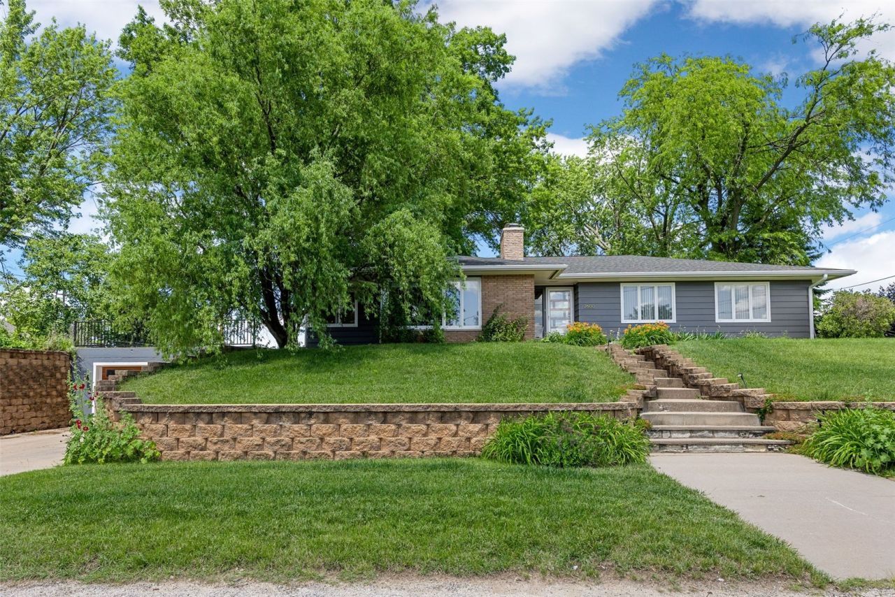 2600 Maple Drive Nw, Cedar Rapids, IA 52405 Main Photo